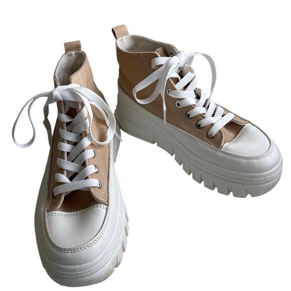 Fashion Shoes - Beige Canvas Platform Sneakers Lug Sole Lace-Up Size 7 (Estimated)